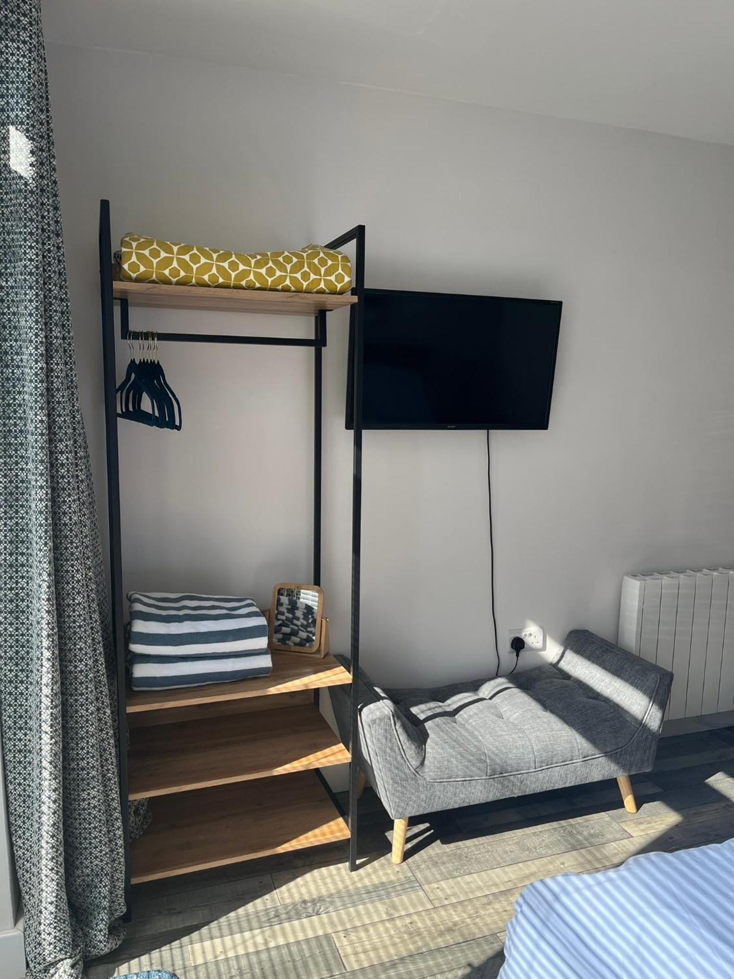 Entire Guest Suite In Four Mile Bridge, Rhoscolyn 밸리 외부 사진