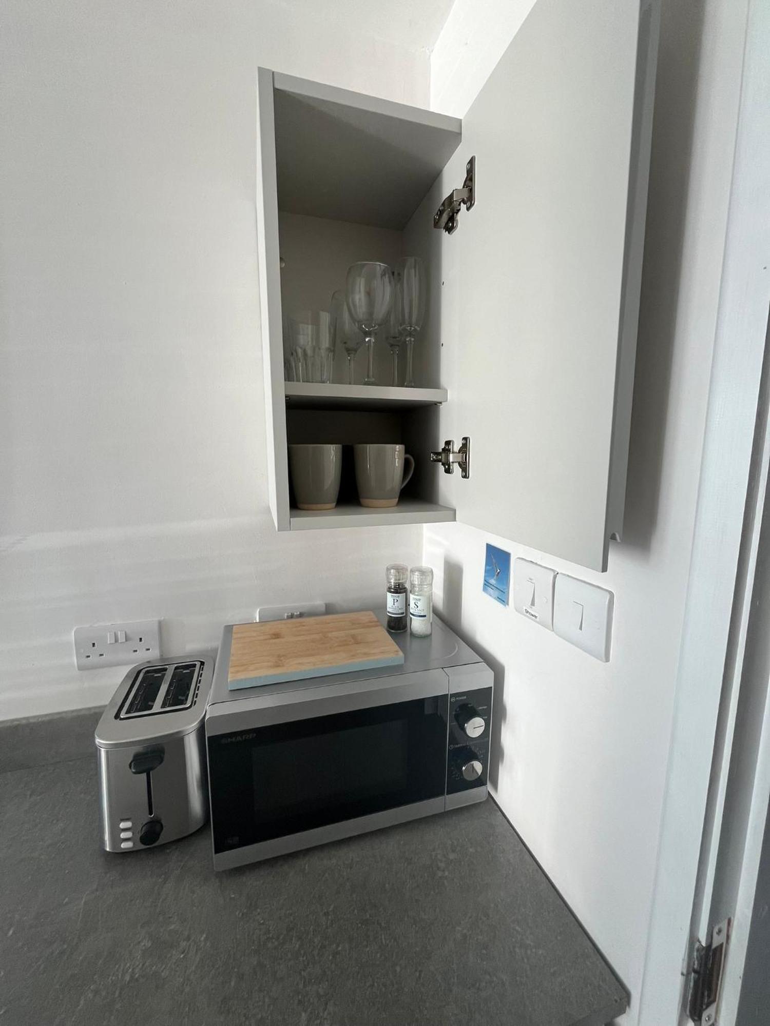 Entire Guest Suite In Four Mile Bridge, Rhoscolyn 밸리 외부 사진